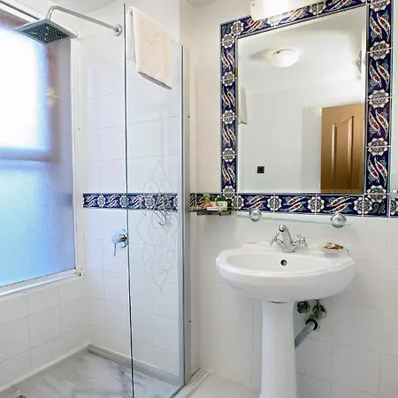 Garden House Suites Hotel *