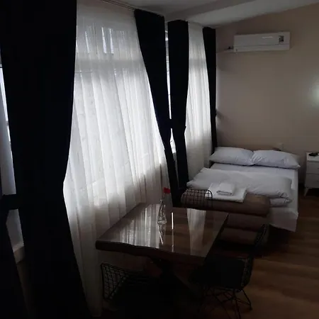 Pera Aparthotel *