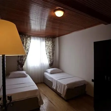 Wooden House Hostel *