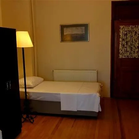 Wooden House Hostel *