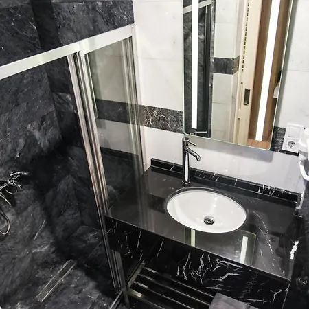 Luxir מלון 4*