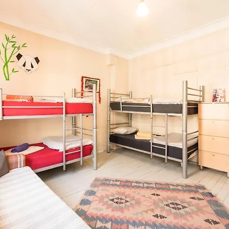 Levanten Hostel *