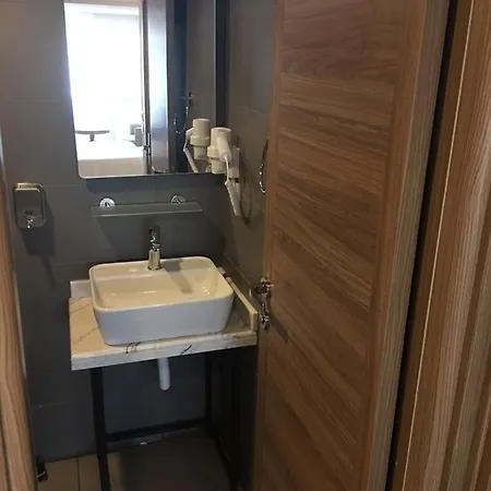 Cadde Bakirkoey Отель 2*
