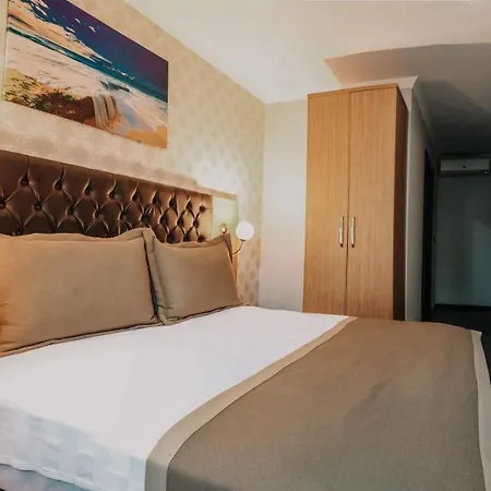 Grand Lark Hotel *