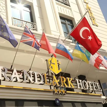 Grand Lark Hotel *