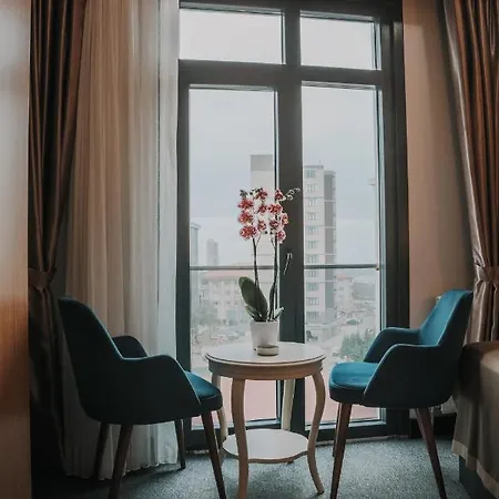 Grand Lark Hotel