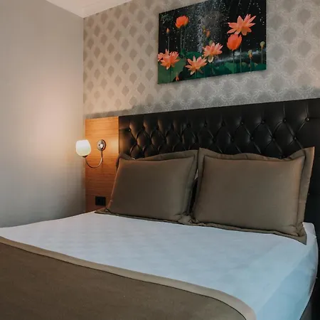 Grand Lark Hotel