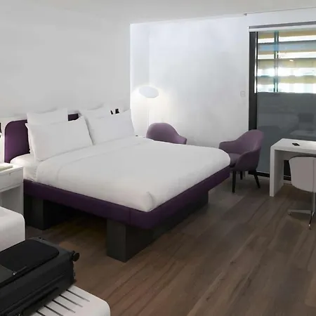 Hotel Yotel Airport, Entrance