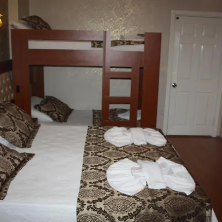 Big Apple Hostel *