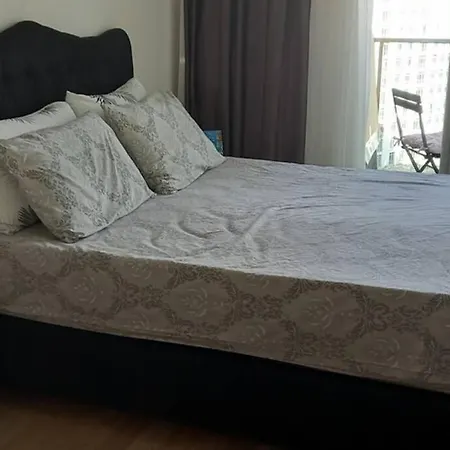 Aris Grand Tower Apartment *
