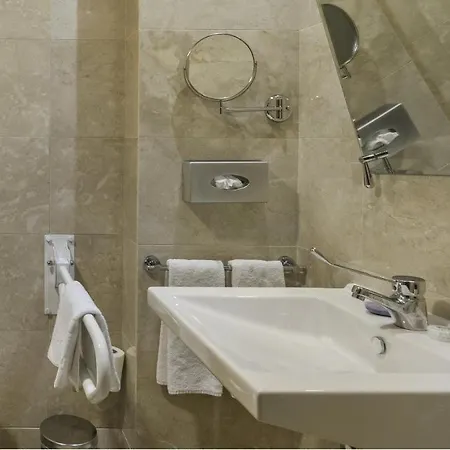 Holiday Old City By Ihg Hotel 4*