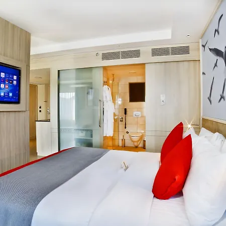 Hotel Ramada By Wyndham Old 4*