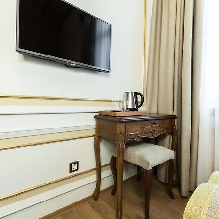 Pera Parma Ξενοδοχείο 4*