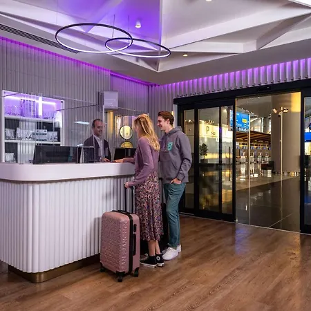 Hotel Yotel Airport, Entrance 2*