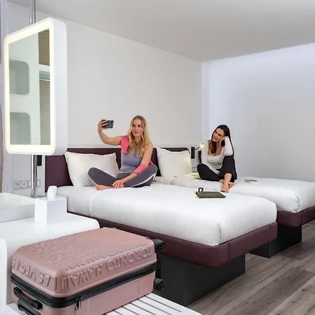 Yotel Airport, Entrance Hotel 2*