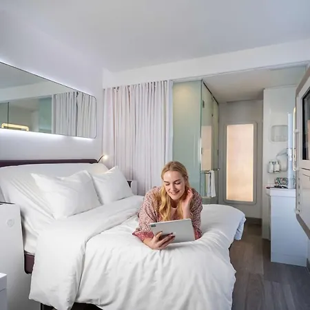 Hotel Yotel Airport, Entrance