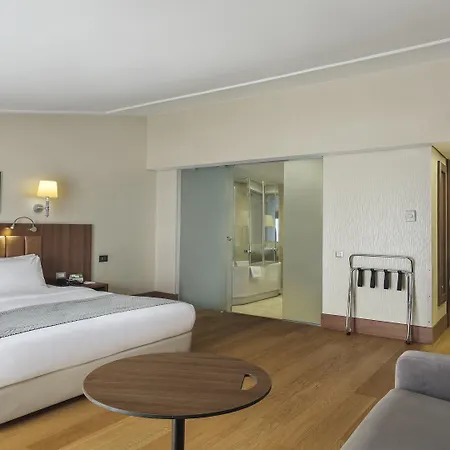 Holiday Old City By Ihg Hotel 4*