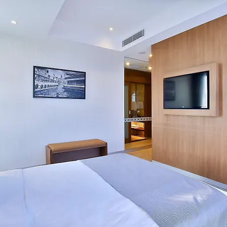 Hotel Ramada By Wyndham Old 4*