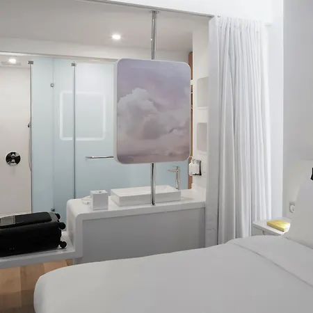 Hotel Yotel Airport, Entrance
