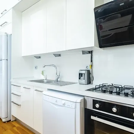 Chic Flat Near Public Transportation In Goztepe Apartment