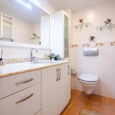 Chic Flat With Balcony Near Moda Shore