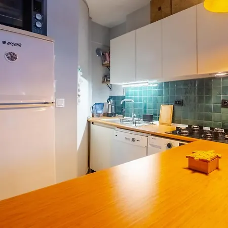Eclectic Flat Near Metro With Terrace In Kadikoy *