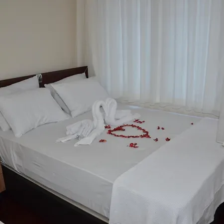 Reyna Aparthotel