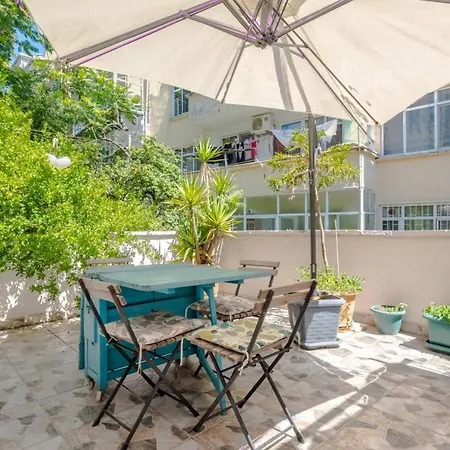 Eclectic Flat Near Metro With Terrace In Kadikoy *