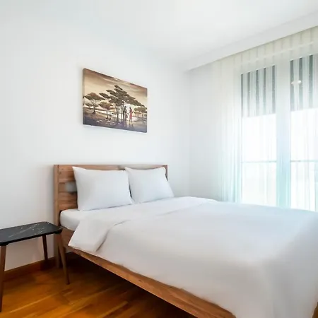 Chic Flat Near Public Transportation In Goztepe