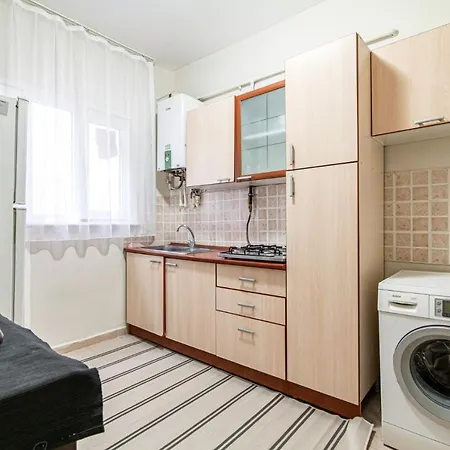 Sleek Flat Within Walking Distance To Pera Museum Appartamento