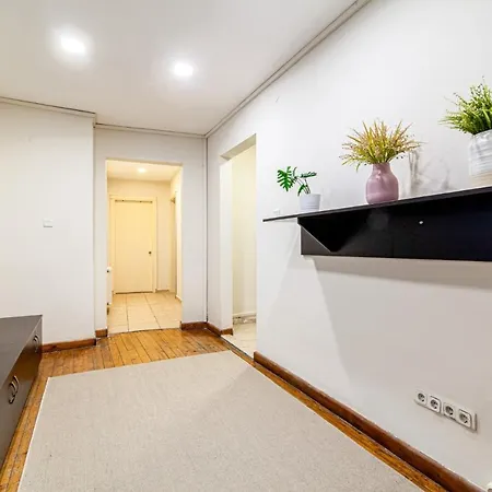 Sleek Flat Within Walking Distance To Pera Museum Appartamento