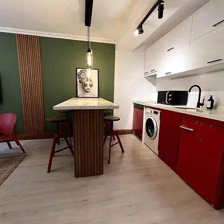 Cozy 2br Renovated 1 Min To Metro شقة