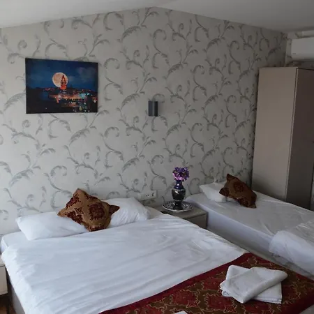 Hotel The Reina