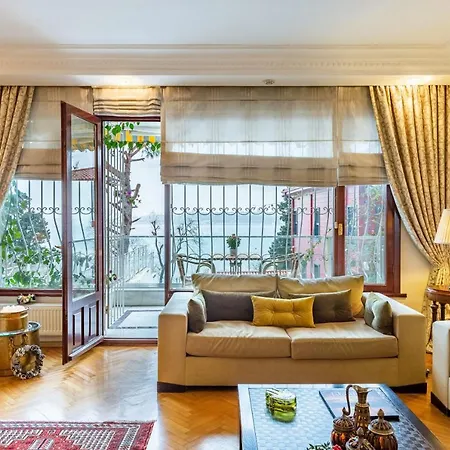 Flat Near Bosphorus Coast With View In Uskudar *