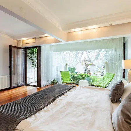 Flat Near Bosphorus Coast With View In Uskudar *