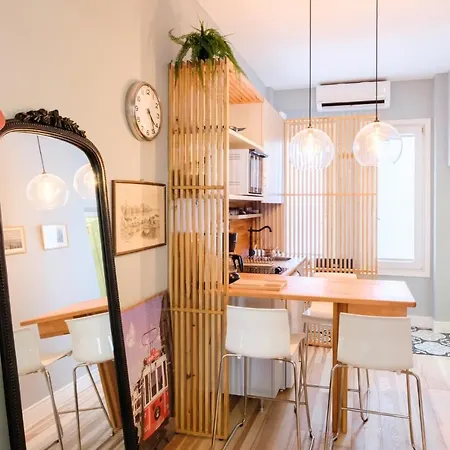 Trendy Apt, Balcony, 2 Min To Main Ave アパート *