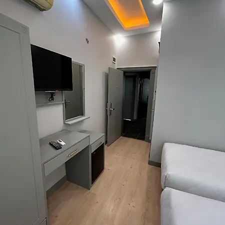 Crowned Hotel
