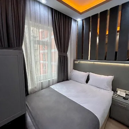 Crowned Hotel