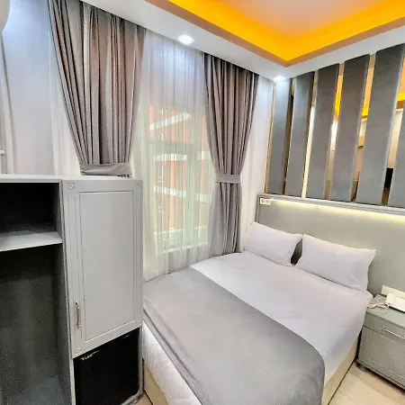 Crowned Hotel