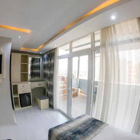 Crowned Hotel