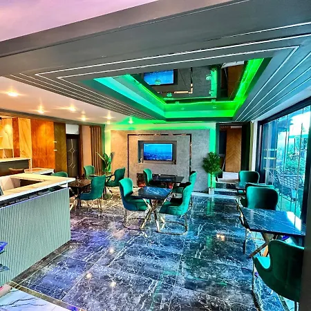Hotel Crowned