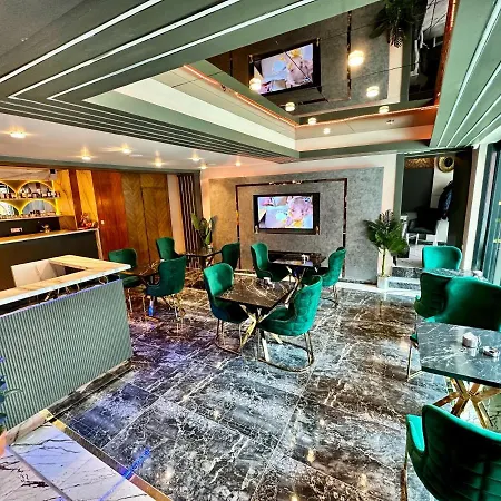 Hotel Crowned 2*