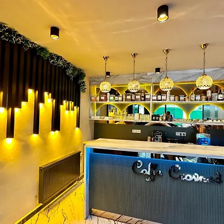 Crowned Hotel 2*