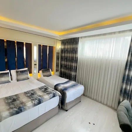 Crowned Hotel