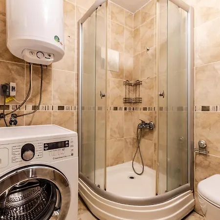 Spacious Flat W Balcony 3 Min To Bagdat Ave
