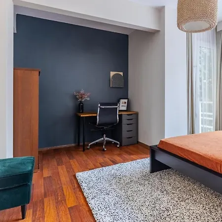 Spacious Flat W Balcony 3 Min To Bagdat Ave