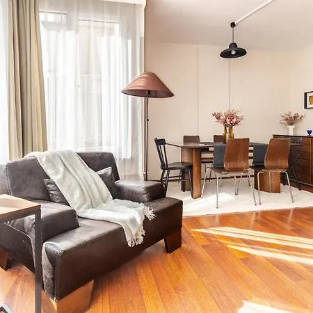 Spacious Flat W Balcony 3 Min To Bagdat Ave