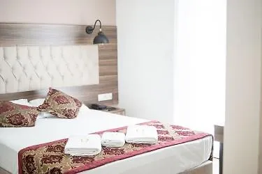 The Reina Hotel 3*