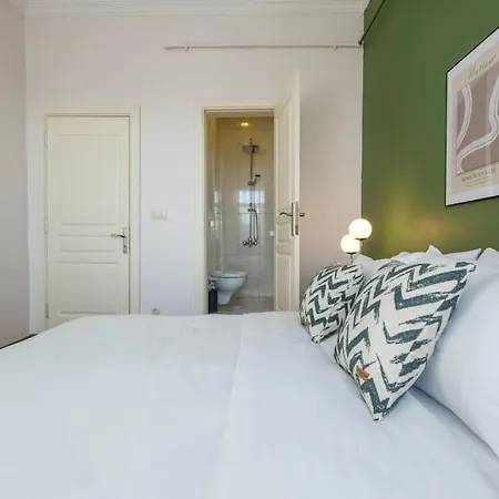 Apartment High-ceiling Central 3-bedroom With City View