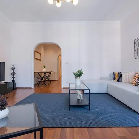 Apartment High-ceiling Central 3-bedroom With City View